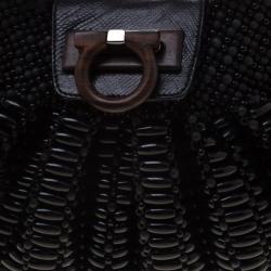 مملوكة مسبقًا حقيبة يد سالفاتوري فيراغامو بطانة فرو مع حواف جلد سحلية وخرز سوداء