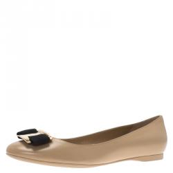 مملوكة مسبقًا حذاء باليرينا فلات سالفاتوري فيراغامو نينا كانغارو جلد بيج بفيونكة مقاس 40.5