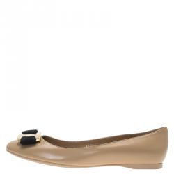 مملوكة مسبقًا حذاء باليرينا فلات سالفاتوري فيراغامو نينا كانغارو جلد بيج بفيونكة مقاس 40.5