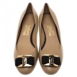 مملوكة مسبقًا حذاء باليرينا فلات سالفاتوري فيراغامو نينا كانغارو جلد بيج بفيونكة مقاس 40.5