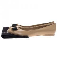 مملوكة مسبقًا حذاء باليرينا فلات سالفاتوري فيراغامو نينا كانغارو جلد بيج بفيونكة مقاس 40.5