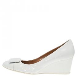 Pre Owned حذاء كعب عالي سالفاتوري فيراغامو سليدا جلد أبيض لامع بإبزيم بالشعار كعب روكي مقاس 40.5