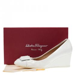 Pre Owned حذاء كعب عالي سالفاتوري فيراغامو سليدا جلد أبيض لامع بإبزيم بالشعار كعب روكي مقاس 40.5