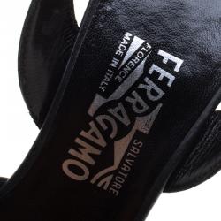 مملوكة مسبقًا صندل سلفاتوري فيراغامو جلد أسود مقدمة مدببة كعب مفتوح مقاس 39.5