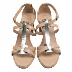 مملوكة مسبقًا صندل تودز جلد بيج وحزام حرف T ميتاليك مقاس 40