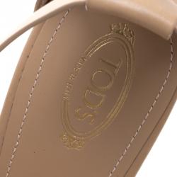 مملوكة مسبقًا صندل تودز جلد بيج وحزام حرف T ميتاليك مقاس 40