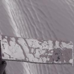 Pre Owned حقيبة كروس تودز جلد رصاصي لامع منقوشة