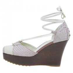 Pre Owned صندل تودز بكعب ويدج ورباط إغلاق جلد ثعبان وكانفاس بلونين مقاس 37.5