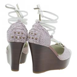 Pre Owned صندل تودز بكعب ويدج ورباط إغلاق جلد ثعبان وكانفاس بلونين مقاس 37.5