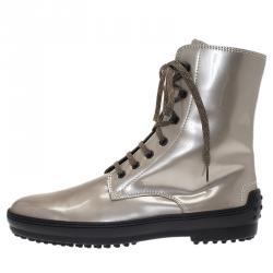 مملوكة مسبقًا حذاء بوت قصير تودز جلد ميتاليك بيج برباط مقاس 39.5