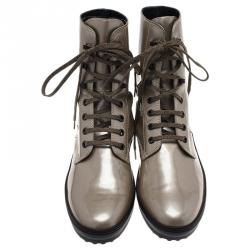 مملوكة مسبقًا حذاء بوت قصير تودز جلد ميتاليك بيج برباط مقاس 39.5