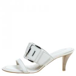 مملوكة مسبقًا صندل سلايد تودز جلد كريمي مزين بأبزيم مقاس 35