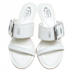 مملوكة مسبقًا صندل سلايد تودز جلد كريمي مزين بأبزيم مقاس 35