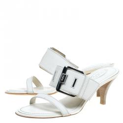 مملوكة مسبقًا صندل سلايد تودز جلد كريمي مزين بأبزيم مقاس 35