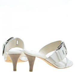 مملوكة مسبقًا صندل سلايد تودز جلد كريمي مزين بأبزيم مقاس 35