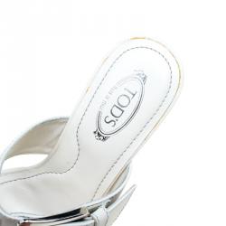 مملوكة مسبقًا صندل سلايد تودز جلد كريمي مزين بأبزيم مقاس 35