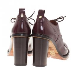 مملوكة مسبقًا حذاء بوت فالنتينو ديربي أوكسفورد  بشراشيب جلد عنابي مقاس 38.5