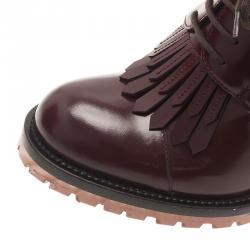 مملوكة مسبقًا حذاء بوت فالنتينو ديربي أوكسفورد  بشراشيب جلد عنابي مقاس 38.5