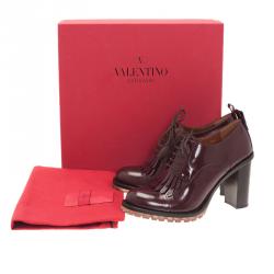 مملوكة مسبقًا حذاء بوت فالنتينو ديربي أوكسفورد  بشراشيب جلد عنابي مقاس 38.5