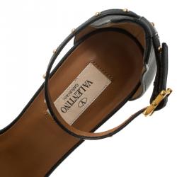 مملوكة مسبقًا حذاء كعب عالي فالنتينو جلد أسود مرصع بحزام للكاحل مقدمة مربعة مقاس 37.5