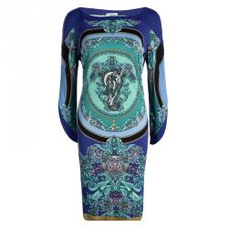 مملوكة مسبقًا فستان فيرساتشي أزرق مطبوع بأكمام طويلة L