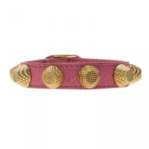 مملوكة مسبقًا Balenciaga Arena Giant Gold Tone Studs Pink Leather Bracelet M