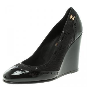 مملوكة مسبقًا Chanel Black Brogue Patent Leather And Fabric Wedge Pumps Size 38.5