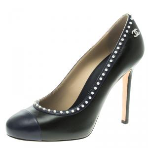 مملوكة مسبقًا Chanel Two Tone Pearl Trimmed Leather Cap Toe Pumps Size 40.5