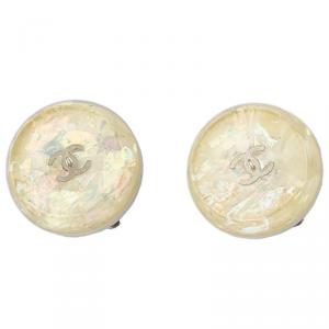 Pre Owned أقراط شانيل CC راتنج كريمي بكلبس