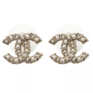 Pre Owned قرط شانيل مرصع لون ذهبي لؤلؤ صناعي CC