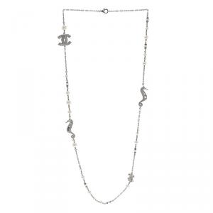 مملوكة مسبقًا قلادة شانيل CC سي هورس لؤلؤ صناعي كريستال