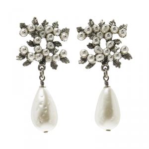 Pre Owned أقراط شانيل CC بالشعار لؤلؤ فضية اللون متدلية