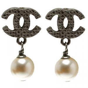مملوكة مسبقًا Chanel CC Medium Faux Pearl Silver Tone Drop Earrings