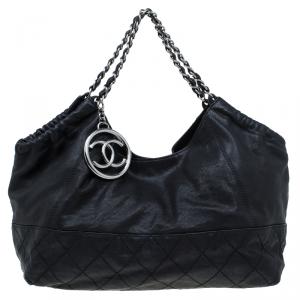 مملوكة مسبقًا Chanel Black Quilted Leather CC Charm Hobo