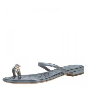 Pre Owned صندل شانيل بخاتم أصبع جلد مزخرف فضي مقاس 37