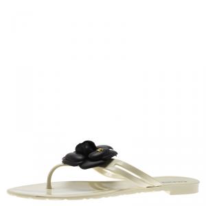 مملوكة مسبقًا Chanel Monochrome Jelly Camellia Thong Sandals Size 39