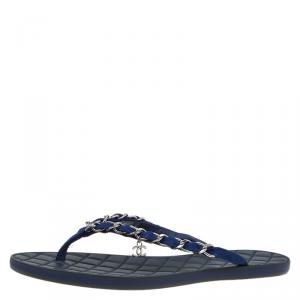 Pre Owned صندل فليب فلوب شانيل مزين بسلسلة جلد أسود وسويدي أزرق مقاس 38.5