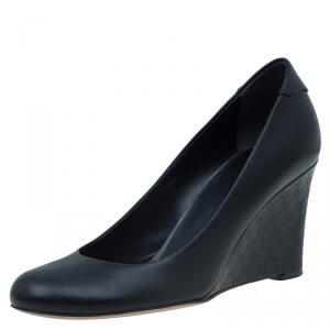 مملوكة مسبقًا Gucci Black Leather GG Embossed Wedge Heel Pumps Size 36
