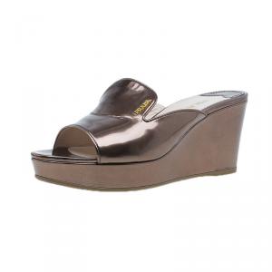 مملوكة مسبقًا Prada Bronze Metallic Saffiano Wedge Slides Size 38.5