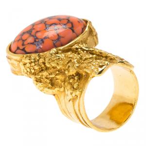 Pre Owned خاتم سان لوران باريس آرتي كابوشون زجاج مرجاني ذهبي اللون مقاس 57