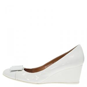 مملوكة مسبقًا حذاء كعب عالي سالفاتوري فيراغامو سليدا جلد أبيض لامع بإبزيم بالشعار كعب روكي مقاس 40.5