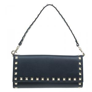 مملوكة مسبقًا Valentino Black Leather Rockstud Flap Travel Wallet