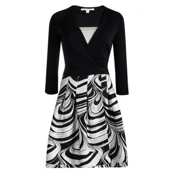 مملوكة مسبقًا Diane Von Furstenberg Black Marble Wave Jewel Wrap Dress S