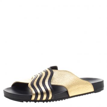 مملوكة مسبقًا Fendi Black and Gold Leather Wave Slides Size 40