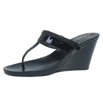 مملوكة مسبقًا Prada Sport Black Patent Leather Thong Wedge Sandals Size 40
