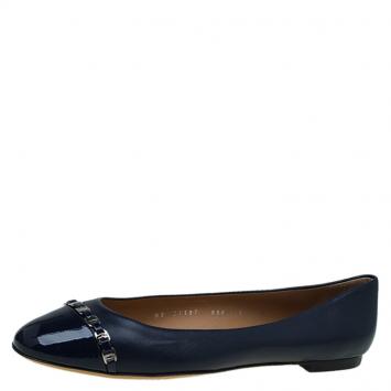 مملوكة مسبقًا Salvatore Ferragamo Navy Blue Leather Pim Chain Ballet Flats Size 40.5
