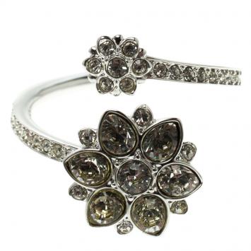 Pre Owned Swarovski Crystal Flower Embellished Silver Tone Ring Size 55