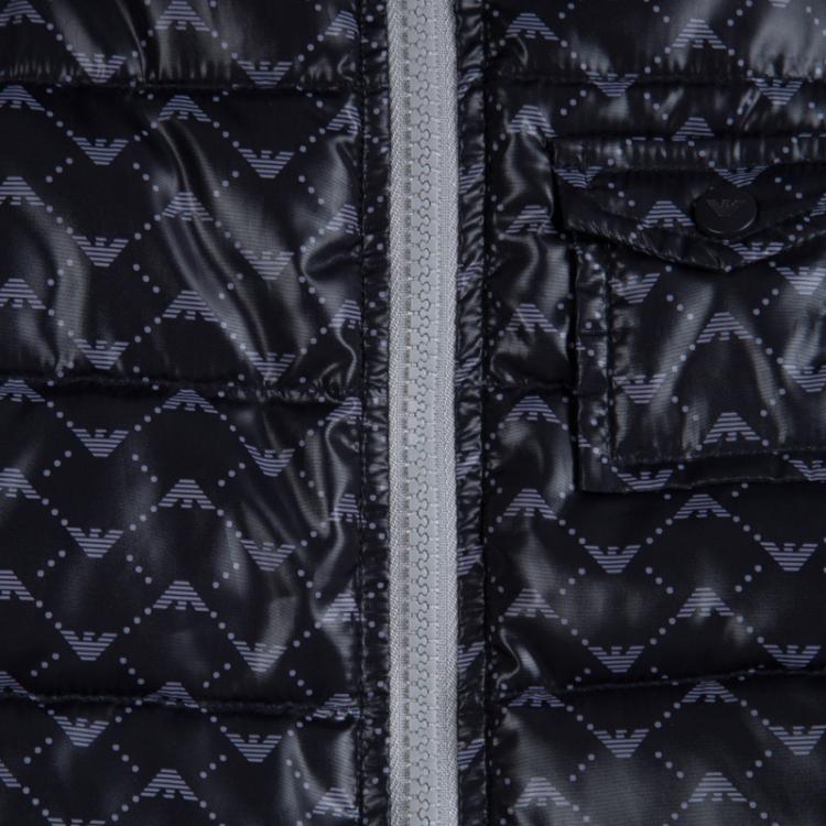 Pre Owned طقم سالوبيت وبوت وقفازات أرماني بيبي مطبوع بالشعار 3 أشهر