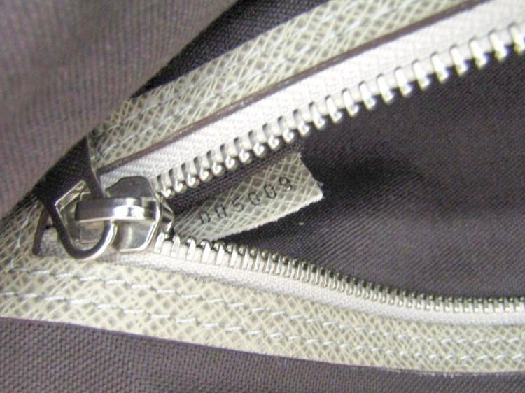 Pre Owned Louis Vuitton Polaire Taiga Leather Milo Bag