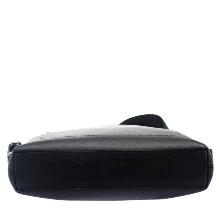 Pre Owned Louis Vuitton Black Taiga Leather Grigori PM Messenger Bag